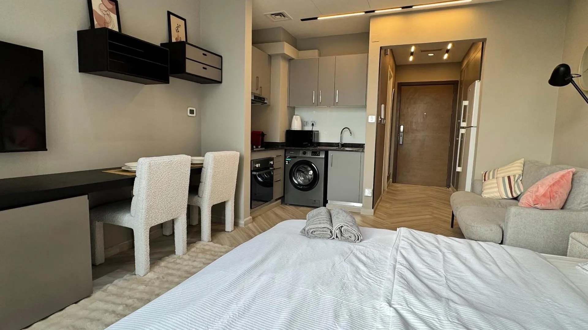 Warm And Elegant Studio In Dubai Apartment