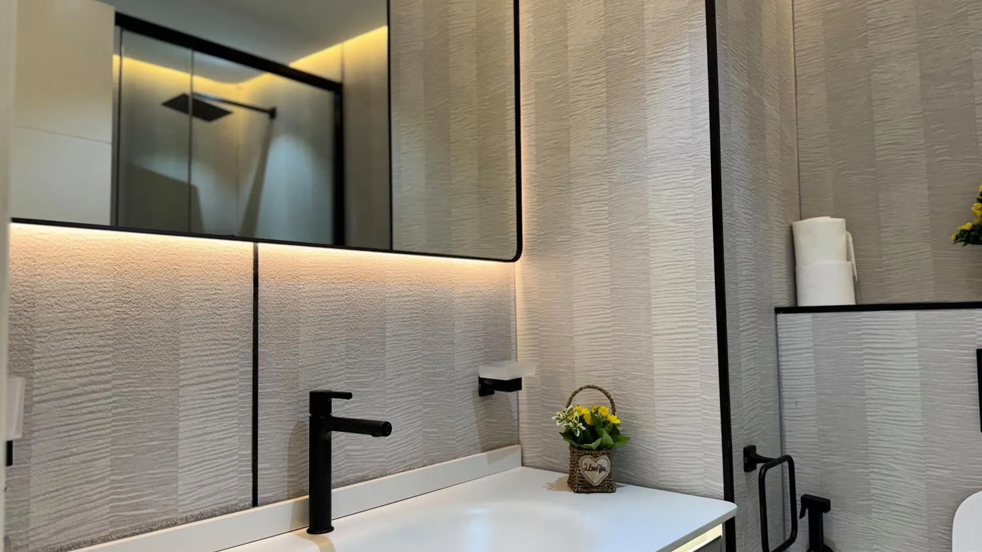 Warm And Elegant Studio In Dubai
